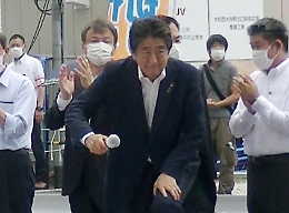 Shinzo Abe è morto: è stato ucciso a colpi d'arma da fuoco durante un comizio