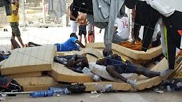L'hotspot della vergogna a Lampedusa: migranti lasciati tra i rifiuti