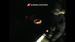 Affonda peschereccio, salvi tre marinai dopo 10 ore in acqua