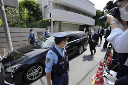 La salma di Shinzo Abe nella residenza di famiglia a Tokyo