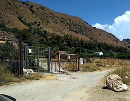 Apre un casolare e viene assalito da api e calabroni: operaio morto a Letojanni