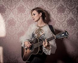 Violante Placido, il nuovo singolo "Tu stai bene con me" e l'amore per Ginostra