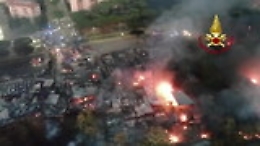 Incendio Roma, il drone dei vigili del fuoco sorvola la zona del rogo