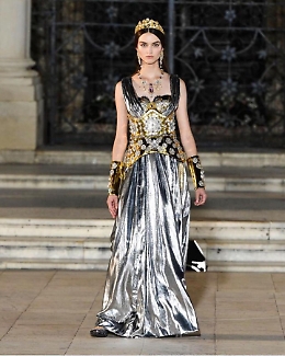 L'Alta Moda di Dolce&amp;Gabbana sfila a Siracusa: è spettacolo in piazza Duomo