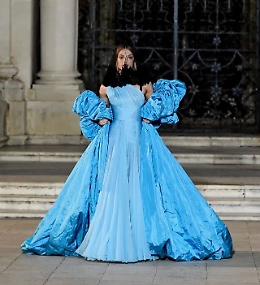 D&amp;G, il barocco siciliano va in passerella con reti, fiori scolpiti, putti e un cuore sacro