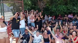 Catania, in attesa del concerto di Ultimo tutti intonano le canzoni dell'artista fuori dallo stadio: il video