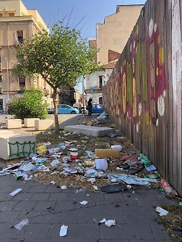 Catania: area attrezzata con rifiuti di ogni genere