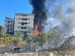 Giarre, vasto incendio in pieno centro: due edifici avvolti dalla fiamme, gente in strada