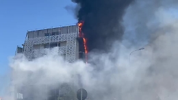 Giarre, incendio in pieno centro: due edifici avvolti dalle fiamme: il video
