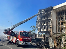 Panico a Giarre per un incendio che ha danneggiato due edifici, le fiamme sono dolose