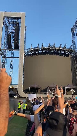 Ultimo al Massimino, fan cantano allo stadio