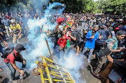 Sri Lanka: manifestanti, ci ritiriamo da edifici occupati