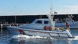 Massaggio cardiaco sulla motovedetta, marittimo salvato in extremis dopo malore sul peschereccio