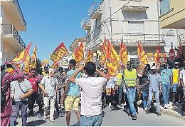 Daouda sparito nel nulla, lavoratori stranieri in piazza ad Acate: «Vogliamo la verità»