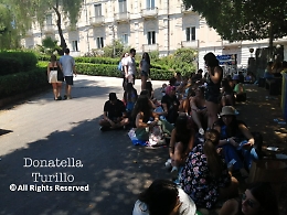 Tutti pazzi per i Pinguini Tattici Nucleari, fan in fila davanti villa Bellini