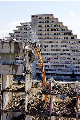 Scampia, il boato della Vela Rossa riapre una ferita: il crollo che fa tremare il quartiere e accelera la resa dei conti