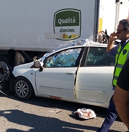 Caos sulla Pa-Me: furgone va a fuoco in galleria e in direzione opposta muore un automobilista