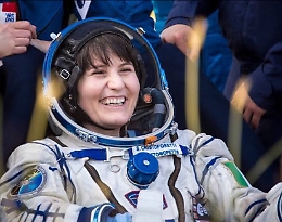 AstroSam, con una tuta russa, pronta a uscire tra le stelle: è la prima europea a farlo