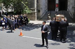 Bara color oro per Ivana Trump: l'ex marito Donald e Melania al funerale