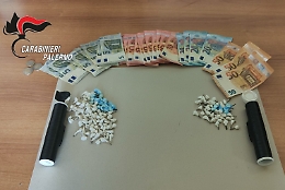"Arrotondava" il Reddito di cittadinanza spacciando crack e cocaina: arrestato