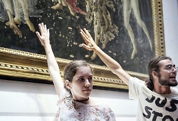 Blitz ambientalista agli Uffizi, attivisti si incollano al vetro della Primavera di Botticelli