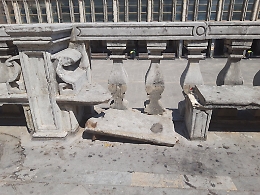 Ragusa, distrutto a picconate sedile in pietra del sagrato della Cattedrale