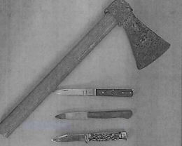 Con un'ascia minaccia la moglie e si scaglia contro auto dei suoceri: arrestato