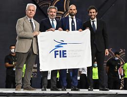 Scherma: consegnata bandiera Fie per Mondiali Milano 2023