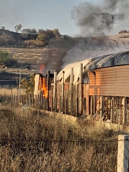 Canicattì, incendio devasta due capannoni industriali