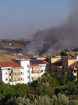 Rogo doloso all'isola ecologica di Canicattì
