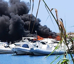 Mega incendio nel porto di Marsala: diverse le barche coinvolte