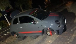 Ragalna, va a mangiare la pizza e i ladri gli smantellano l'auto