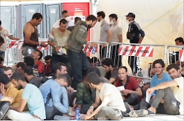 Sbarco a Messina, i 5 migranti sono morti di sete e di caldo: dovevano spartirsi un bicchierino d'acqua in dieci