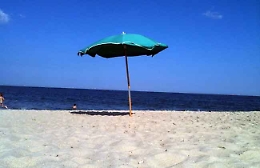 Letojanni, lettini e ombrelloni lasciati in spiaggia per avere sempre un posto in prima fila: rimossi