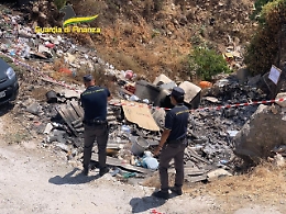 Rifiuti speciali lungo letto in secca di un fiume ad Avola: sequestrata area di 800 mq