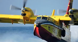 Nicosia, vasto incendio a Monte S. Giovanni minaccia aziende agricole