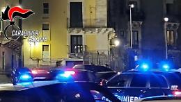 Sfreccia a fari spenti nella notte in pieno centro con un'auto rubata: arrestato