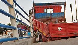 Camion sprofonda nella voragine, due operai feriti a Trappeto