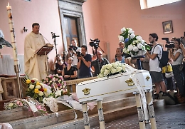 L'ultimo saluto alla piccola Diana, la bimba abbandonata dalla madre e morta di stenti