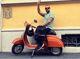 Fabio Volo, rubano la sua "vespetta" e lui si rivolge ai ladri: "Sarei felice di ricomprarla"