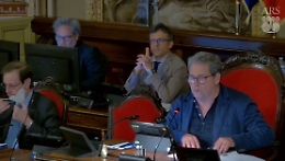 Miccichè all'Ars senza cravatta: «Lo so che è vietato, chiedo scusa»