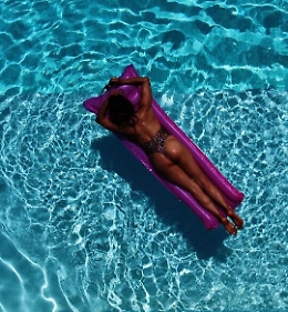 Barbara D'Urso, tintarella ripresa dal drone. E sul suo lato B il web si scatena