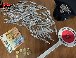 Torna a riprendere la droga che aveva nascosto e viene scoperto dai carabinieri: arrestato