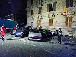 Ferrari fuori controllo distrugge un bar e auto in sosta