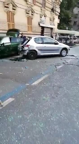 Ferrari fuori controllo distrugge bar e auto in sosta