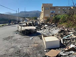 Palermo: rubano un'auto civetta della polizia, la portano allo Zen e la vandalizzano