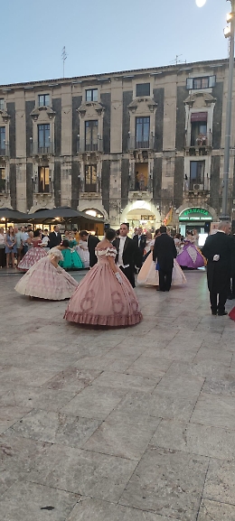 Il ballo di dame e cavalieri in piazza Duomo: a Catania rivive l'800
