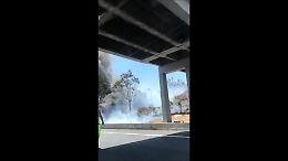 Incendio a San Gregorio in un deposito di tir: il disastro ripreso dalla A18