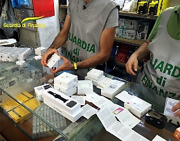 Catania, 2.200 prodotti Apple e Samsung contraffatti: denunciato un imprenditore cinese