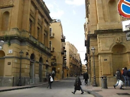 Agrigento, difende la nipote molestata da un extracomunitario: per tutta risposta viene accoltellato